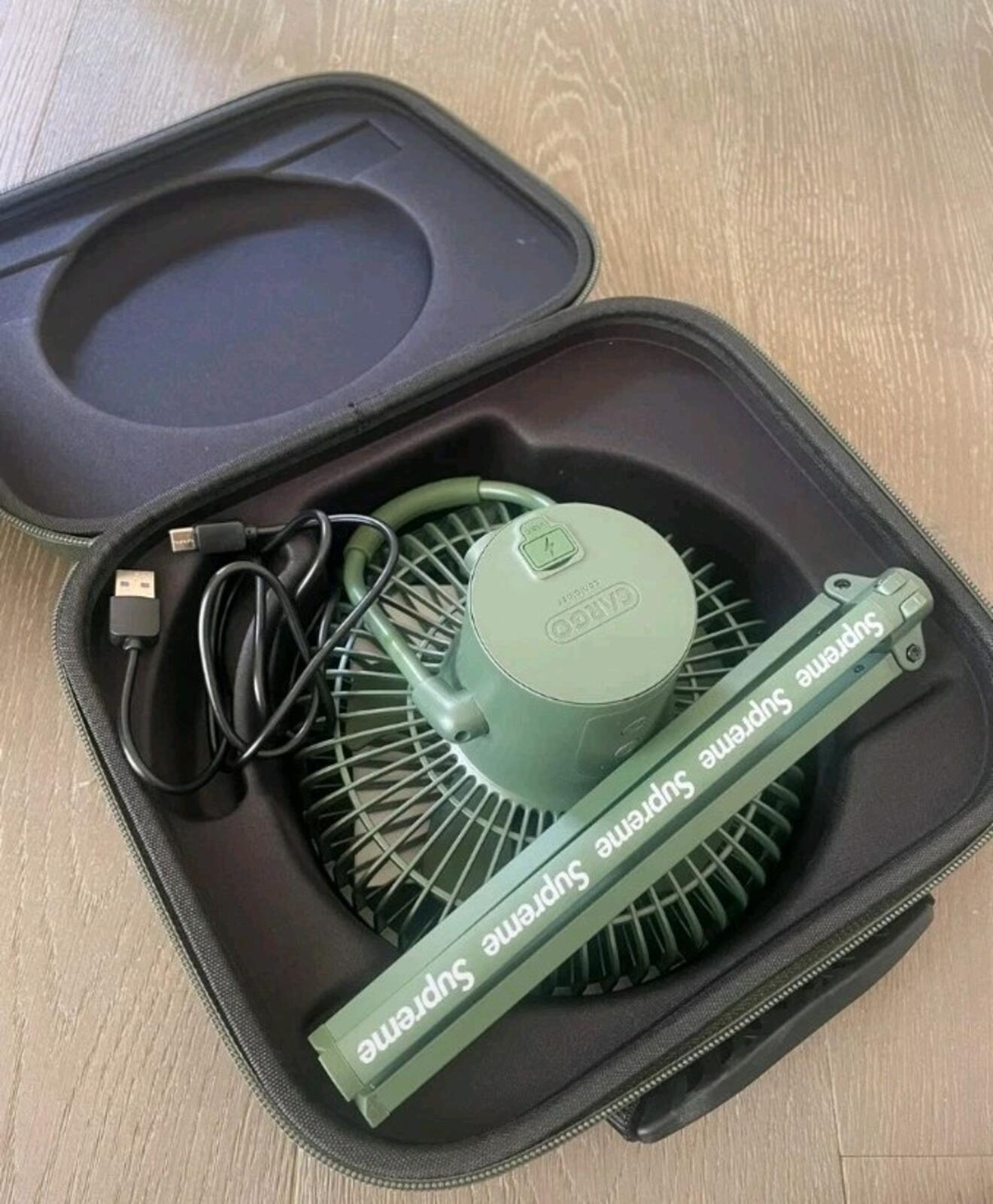 FW23 Supreme Cargo Container Ventilador Eléctrico Inalámbrico Portátil Verde Oliva Accesorio