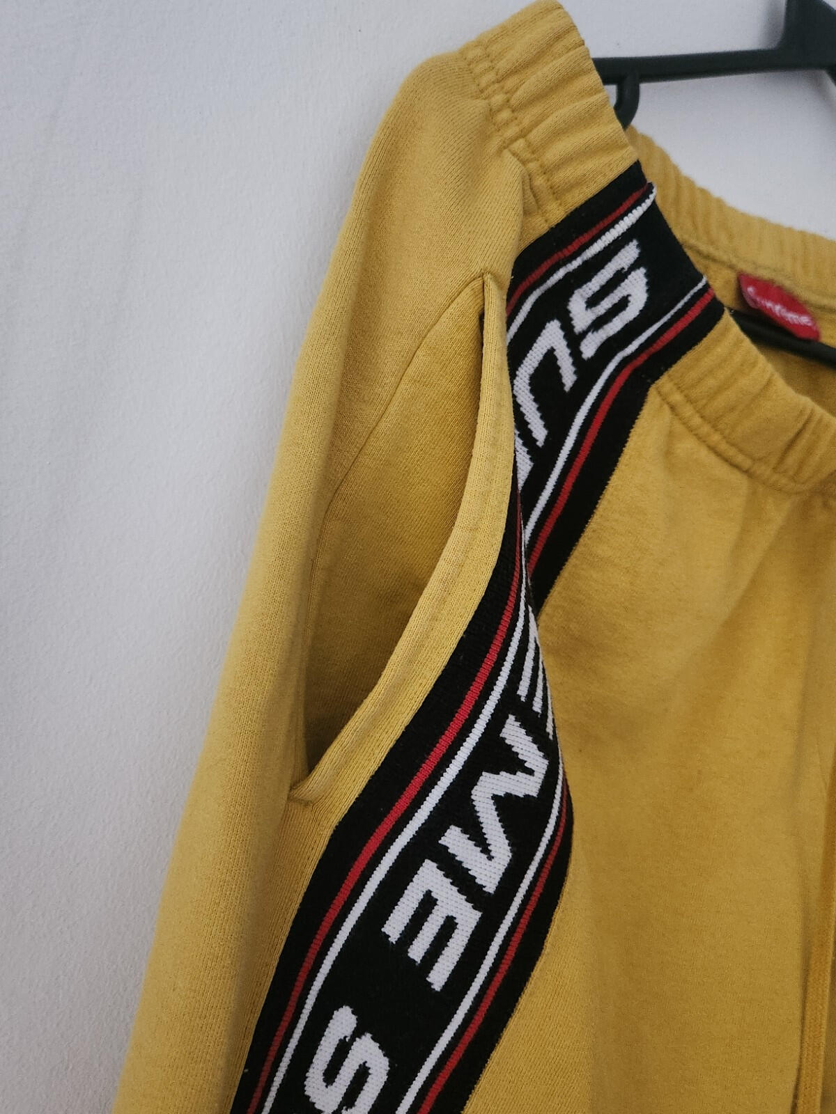 Pantalón de chándal FW19 Supreme Text Rib Mostaza Talla M