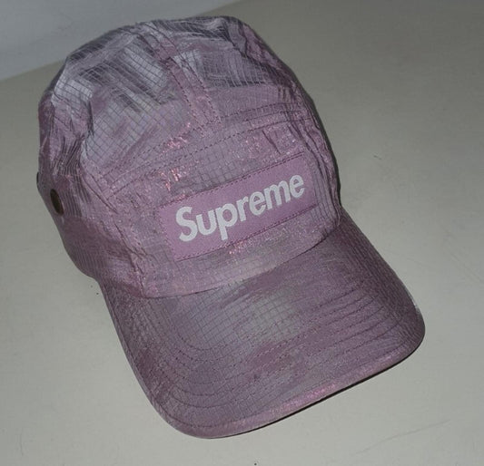 Gorra campamento de camuflaje roto SS22 Supreme de nailon morado con logo en caja ripstop