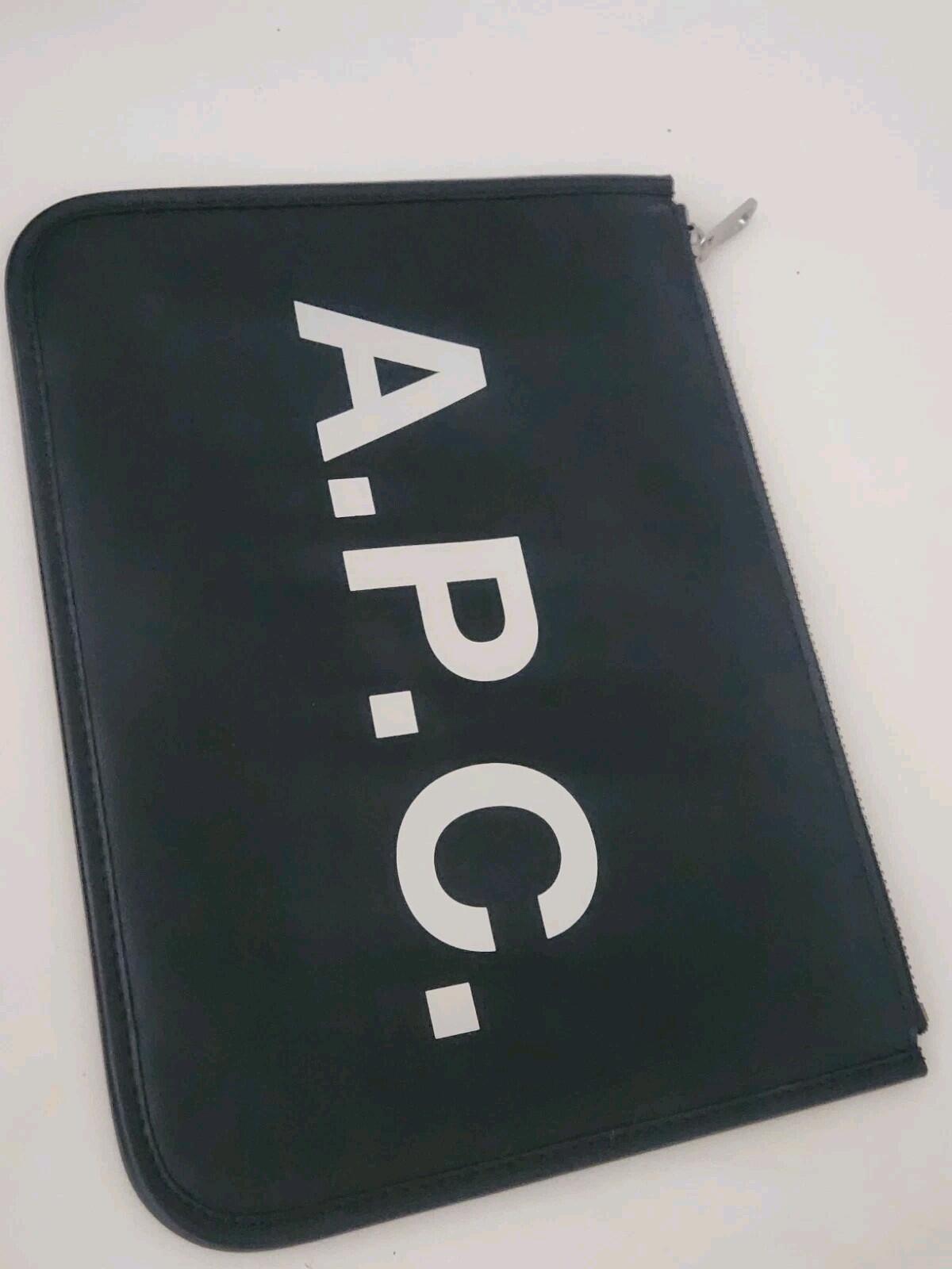 A.P.C. Schwarze Morgan Pouch UVP 135 $ Tasche aus italienischem Kunstleder schwarzer Reißverschluss