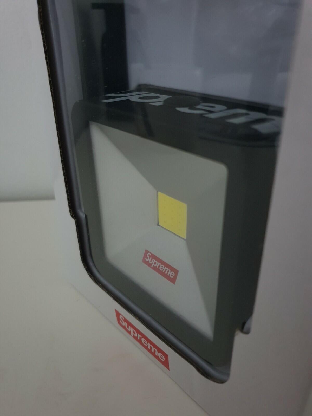 FW18 Supreme Magnetic Kickstand Light Portable LED black Accessory