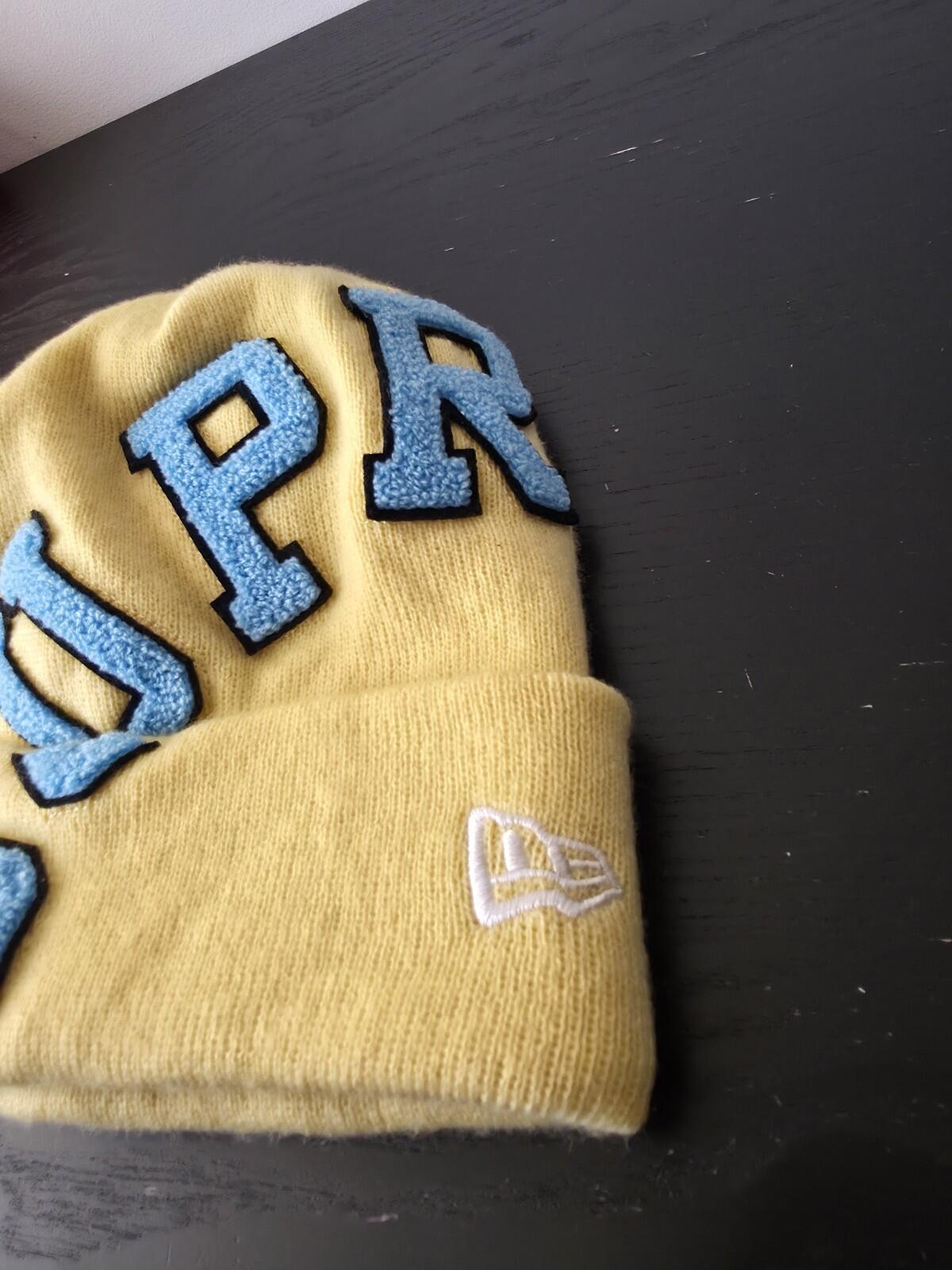 FW20 Supreme New Era Big Arc Beanie Hellgelb