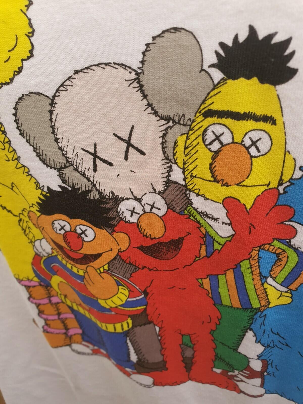 Camiseta blanca de grupo SS18 Uniqlo x Kaws x Barrio Sésamo talla M mediana