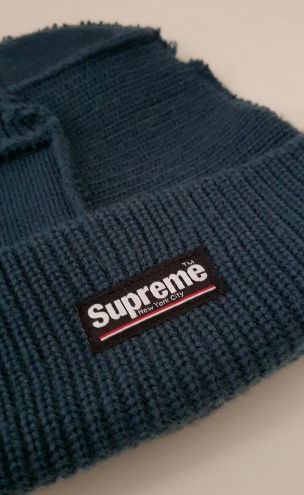 Gorro Supreme FW20 de punto con costuras paneladas color verde azulado