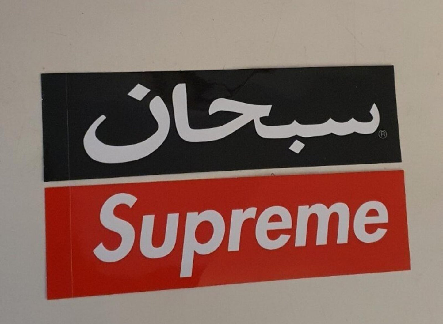 SS23 Supreme árabe pegatina negra
