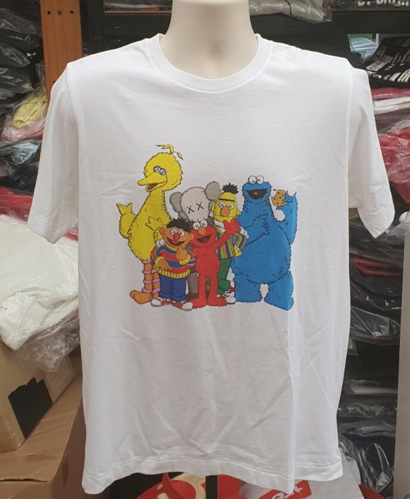 Camiseta blanca de grupo SS18 Uniqlo x Kaws x Barrio Sésamo talla M mediana