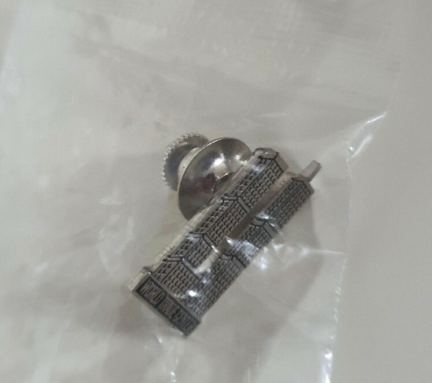 FW13 Supreme WTC World Trade Centre Anstecknadel Metallabzeichen Sehr selten Neu und ungeöffnet