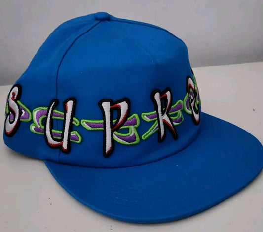 Gorra FW23 Supreme AOI Spellout de 5 paneles azul con bordado artístico de AOI