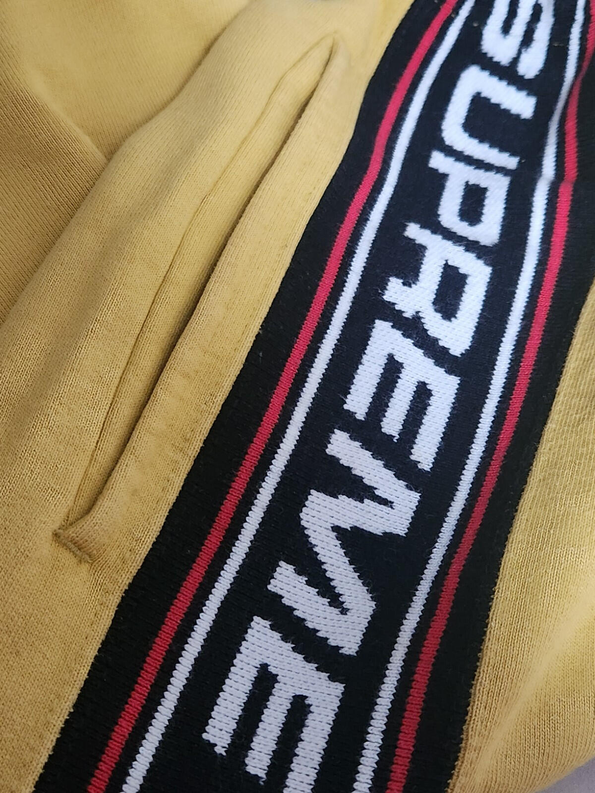 Pantalón de chándal FW19 Supreme Text Rib Mostaza Talla M