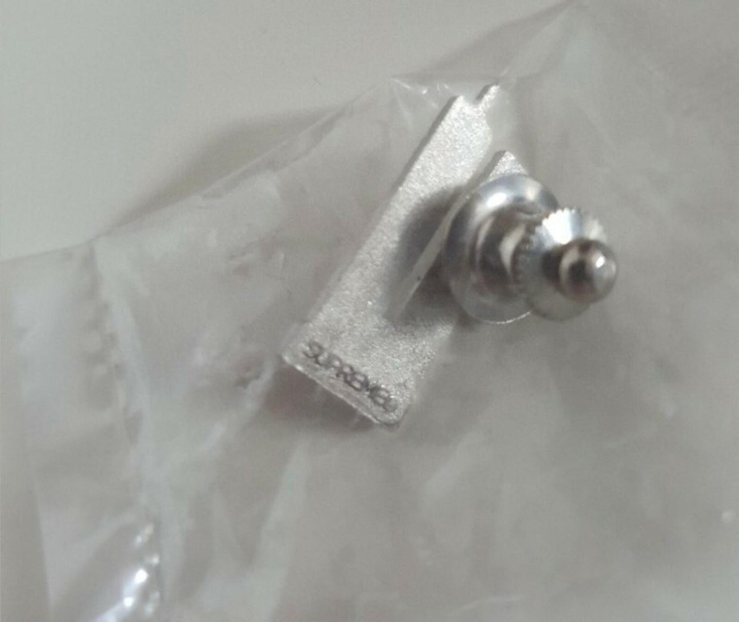 FW13 Supreme WTC World Trade Centre Anstecknadel Metallabzeichen Sehr selten Neu und ungeöffnet