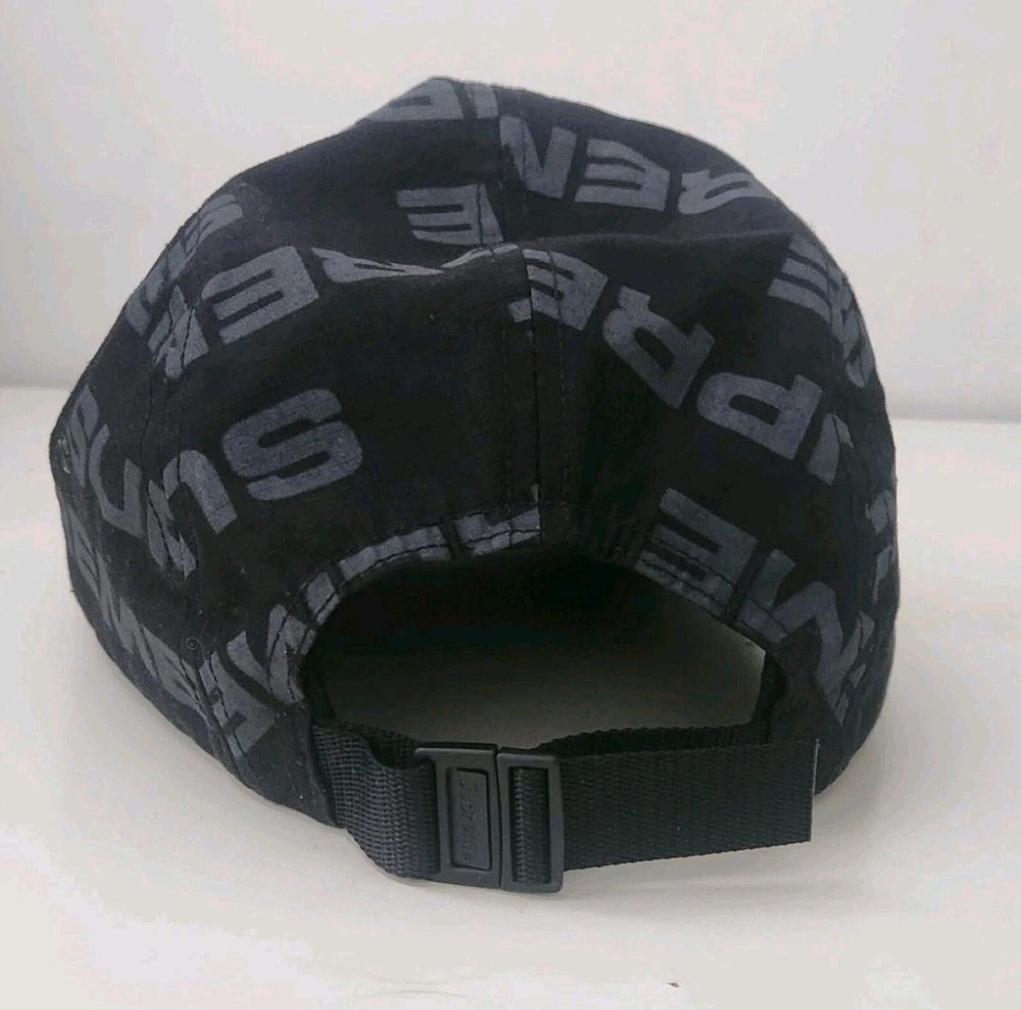 FW20 Supreme Reactive Print Camp Cap Schwarze Kappe Photosensitive Logos mit rotem Box-Logo