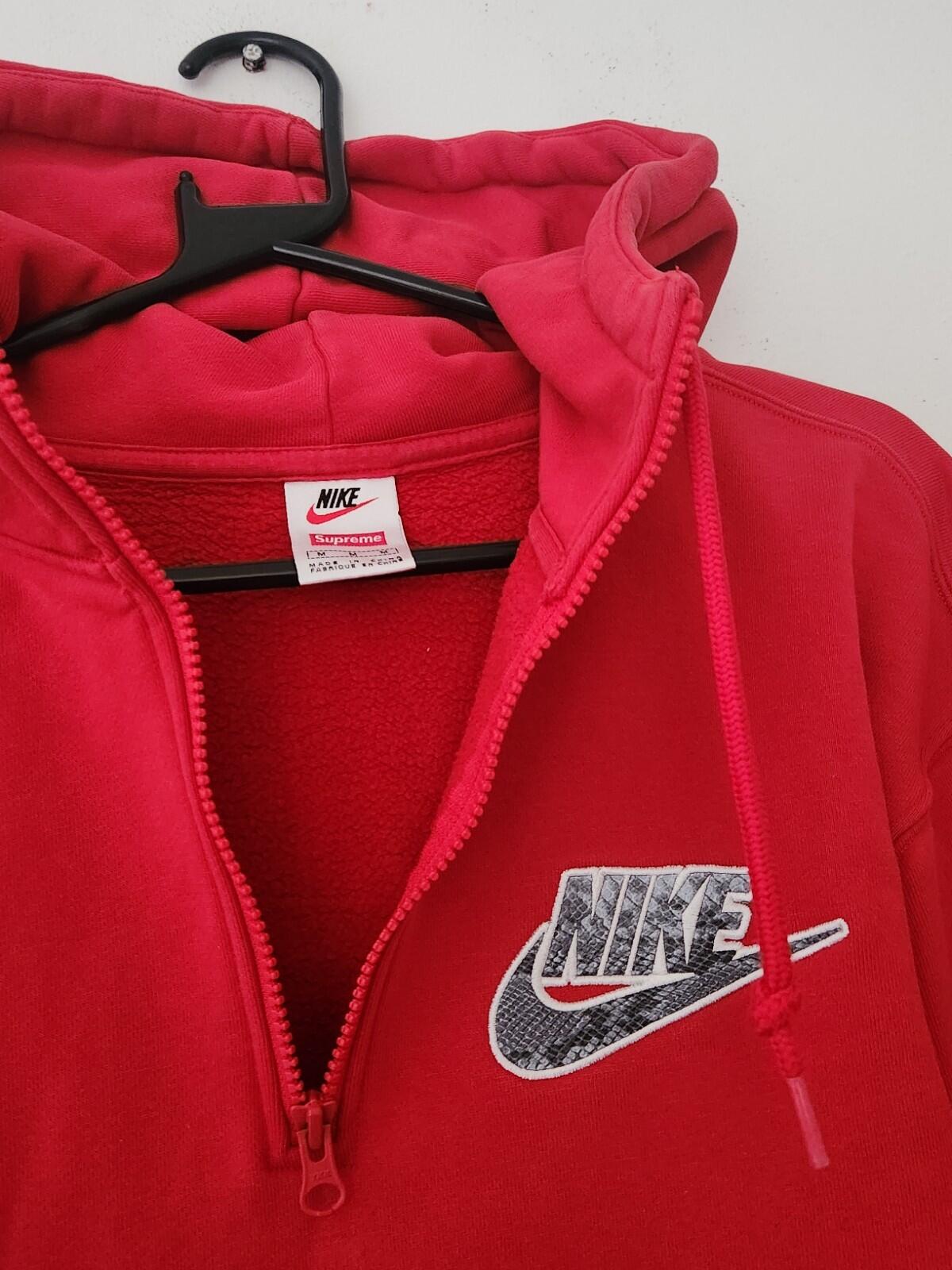 Sudadera con capucha y media cremallera roja Supreme Nike SS21, estampado de piel de serpiente, talla M
