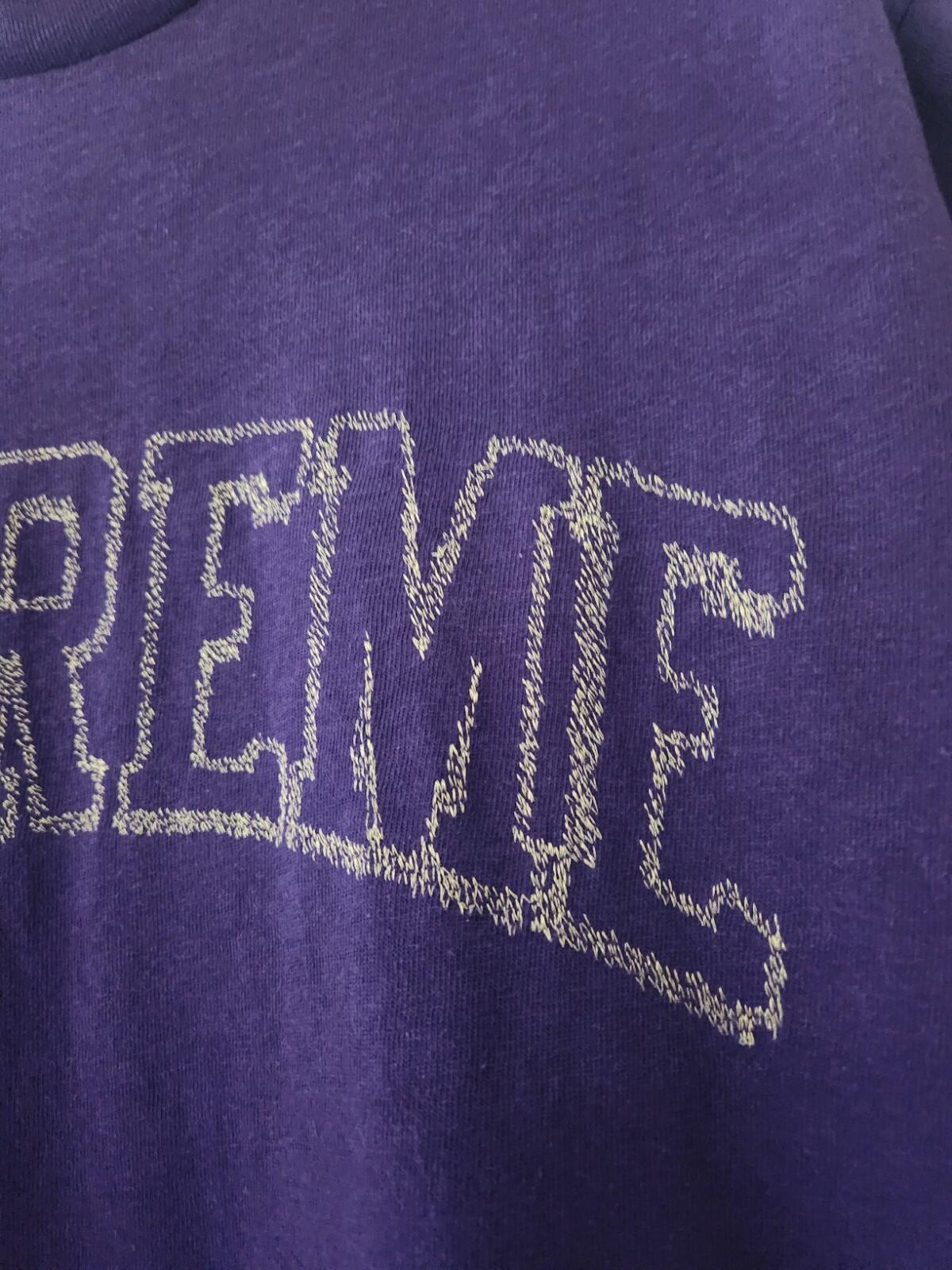 SS23 Supreme Sketch Embroidered S/S Top Talla M camiseta morada