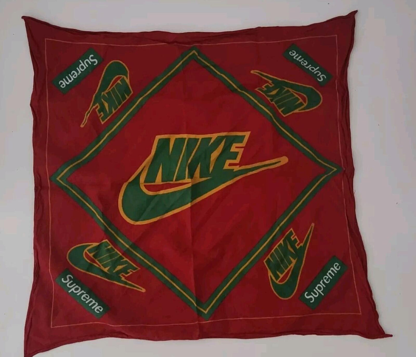 HW19 Supreme x Nike Bandana Rot Grün Baumwollschal 54 x 54 cm Accessoire