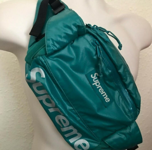 Riñonera Supreme FW17 color turquesa, tela Cordura, texto reflectante, correa de hombro, usada 1 vez