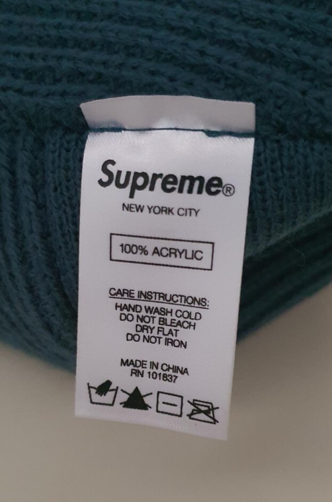 Gorro Supreme FW20 de punto con costuras paneladas color verde azulado
