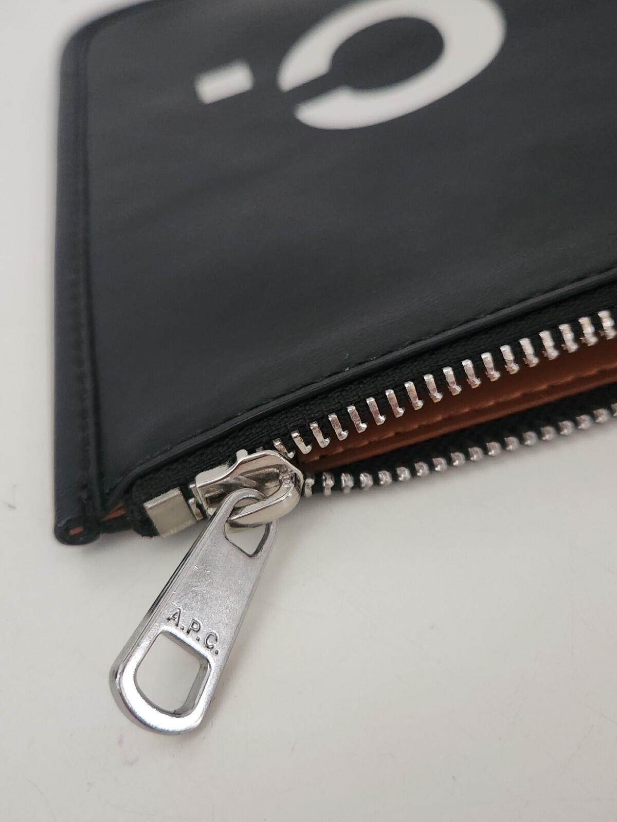 A.P.C. Schwarze Morgan Pouch UVP 135 $ Tasche aus italienischem Kunstleder schwarzer Reißverschluss