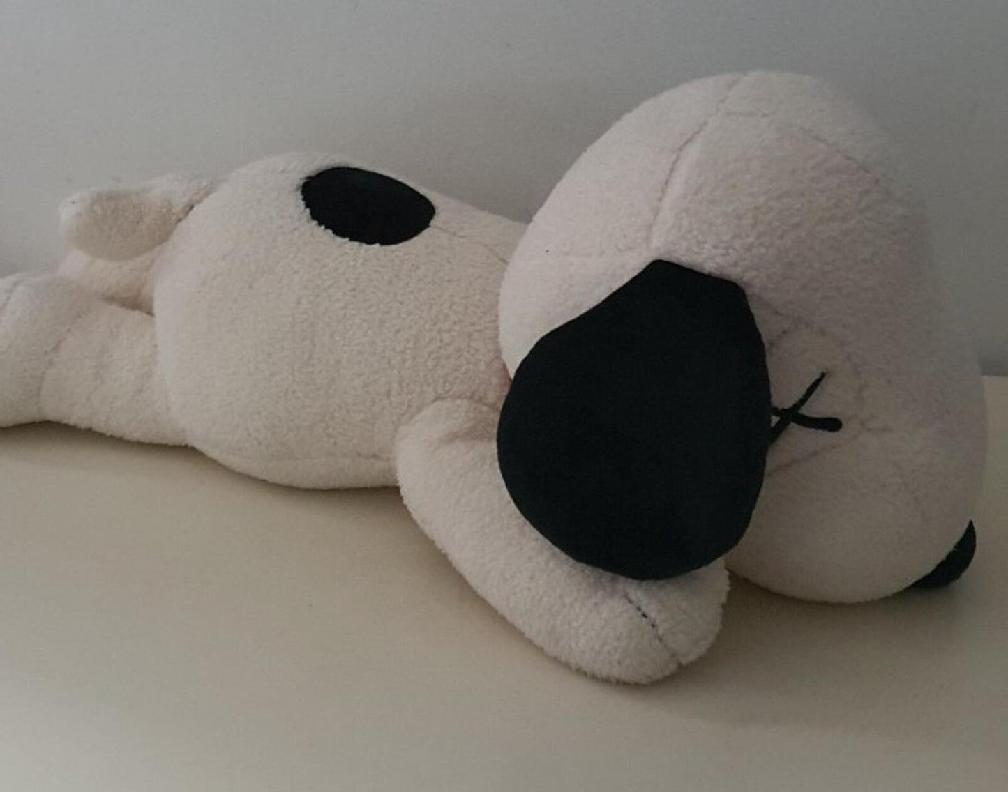 KAWS x UNIQLO x Peanuts Snoopy Plüschtier (Medium) von 2017 Hund