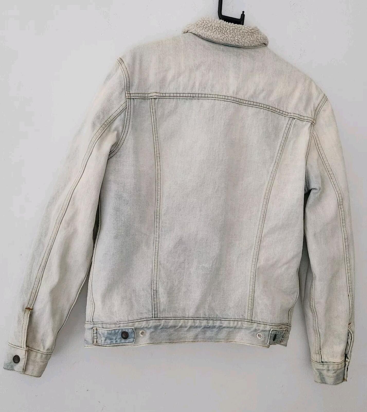 FW16 Supreme Levis Bleached Sherpa Trucker Denim Jacket Size M