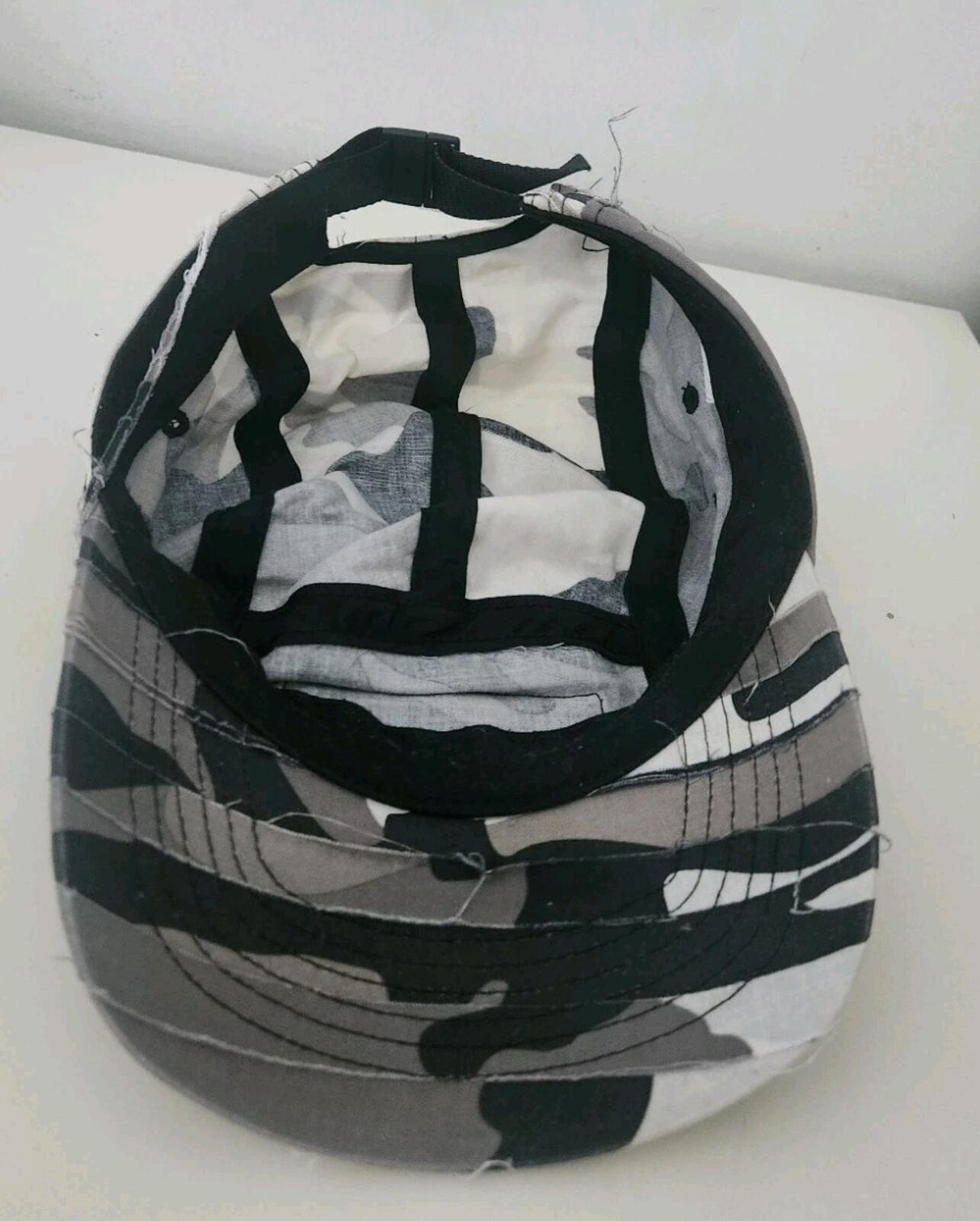 Gorra Camp Supreme Camuflaje de Capas SS23 Blanco Gris Fabricada en EE. UU.