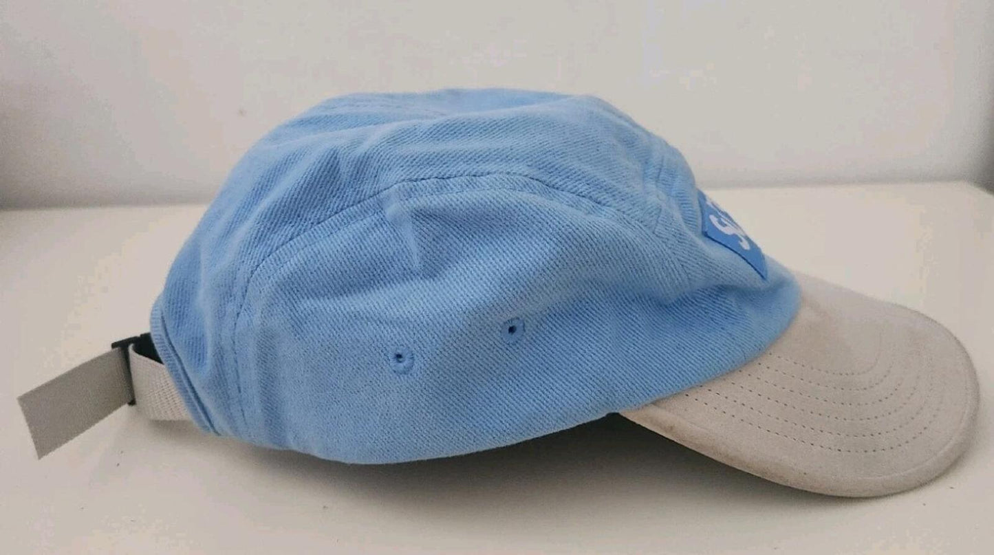 Gorra Supreme SS23 con visera de ante y piel de cabra, color azul claro