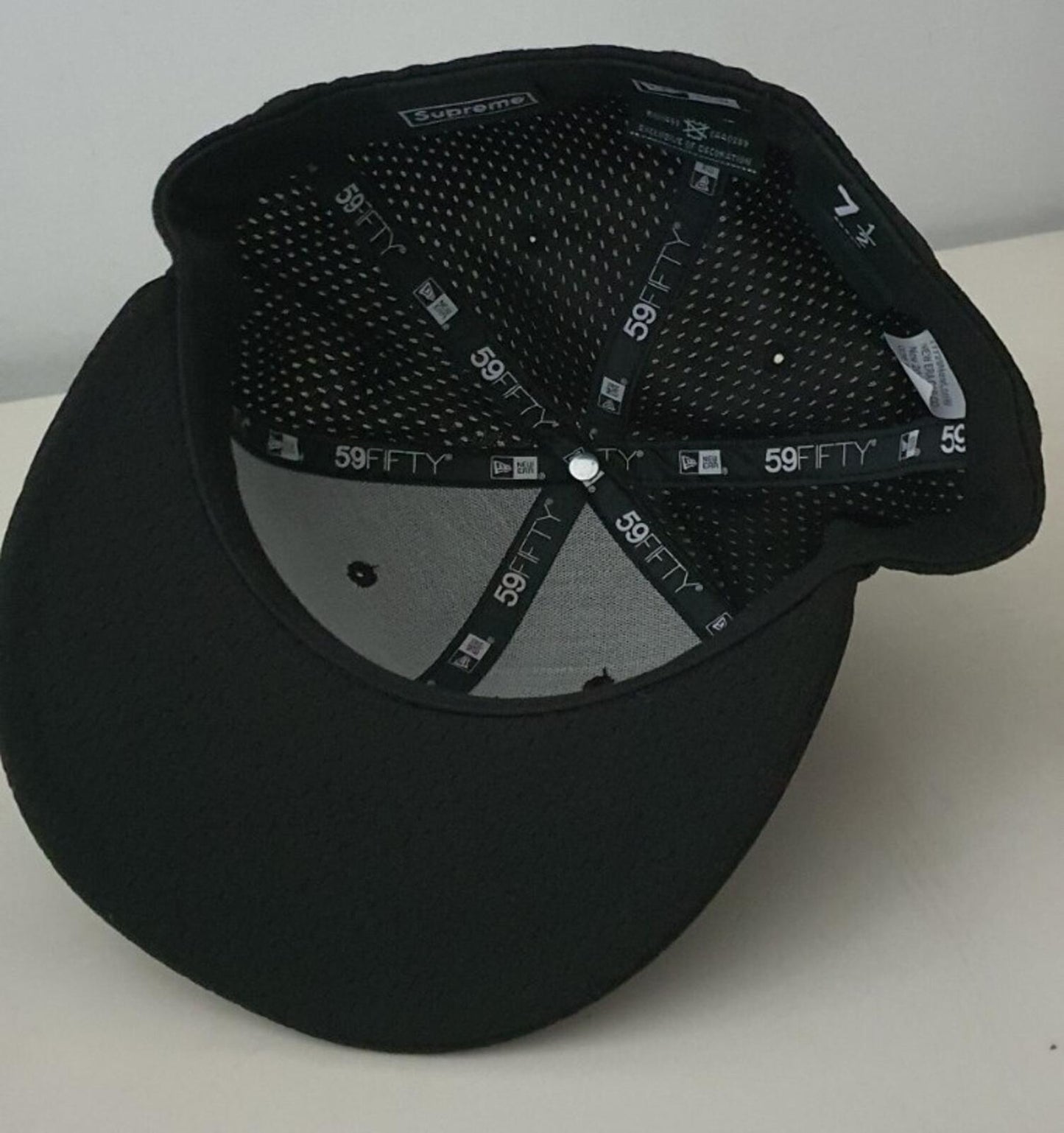 SS18 Supreme Mesh Box Logo New Era Kappe Schwarz Größe 7 1/2