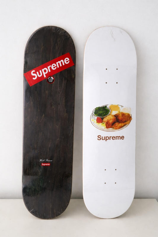 Tabla de skate Supreme Chicken Dinner SS18 Blanca de 8.375” x 32.375”
