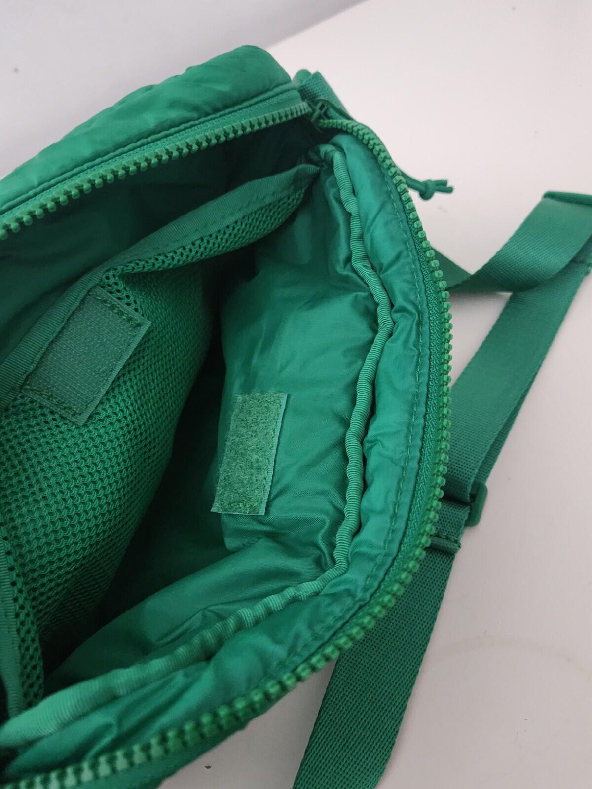 HW22 Supreme Puffer Side Bag Schultertasche Grün Wasserabweisend