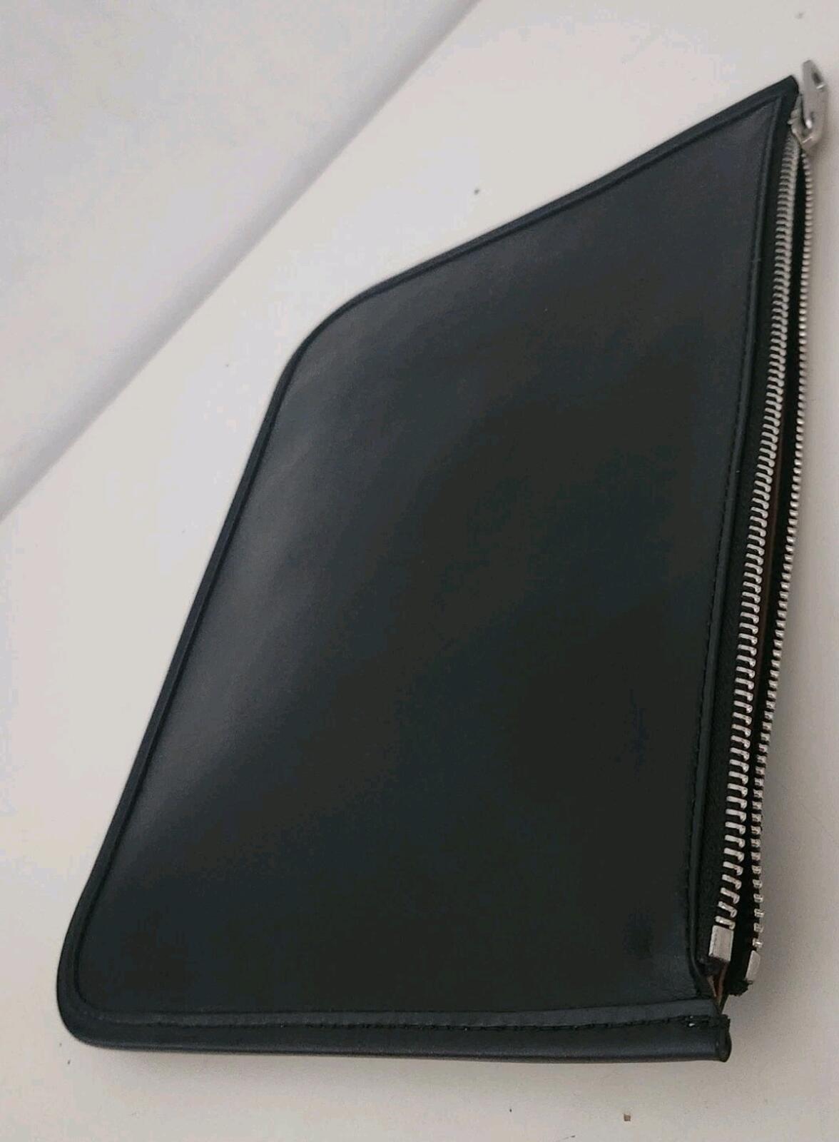 A.P.C. Schwarze Morgan Pouch UVP 135 $ Tasche aus italienischem Kunstleder schwarzer Reißverschluss