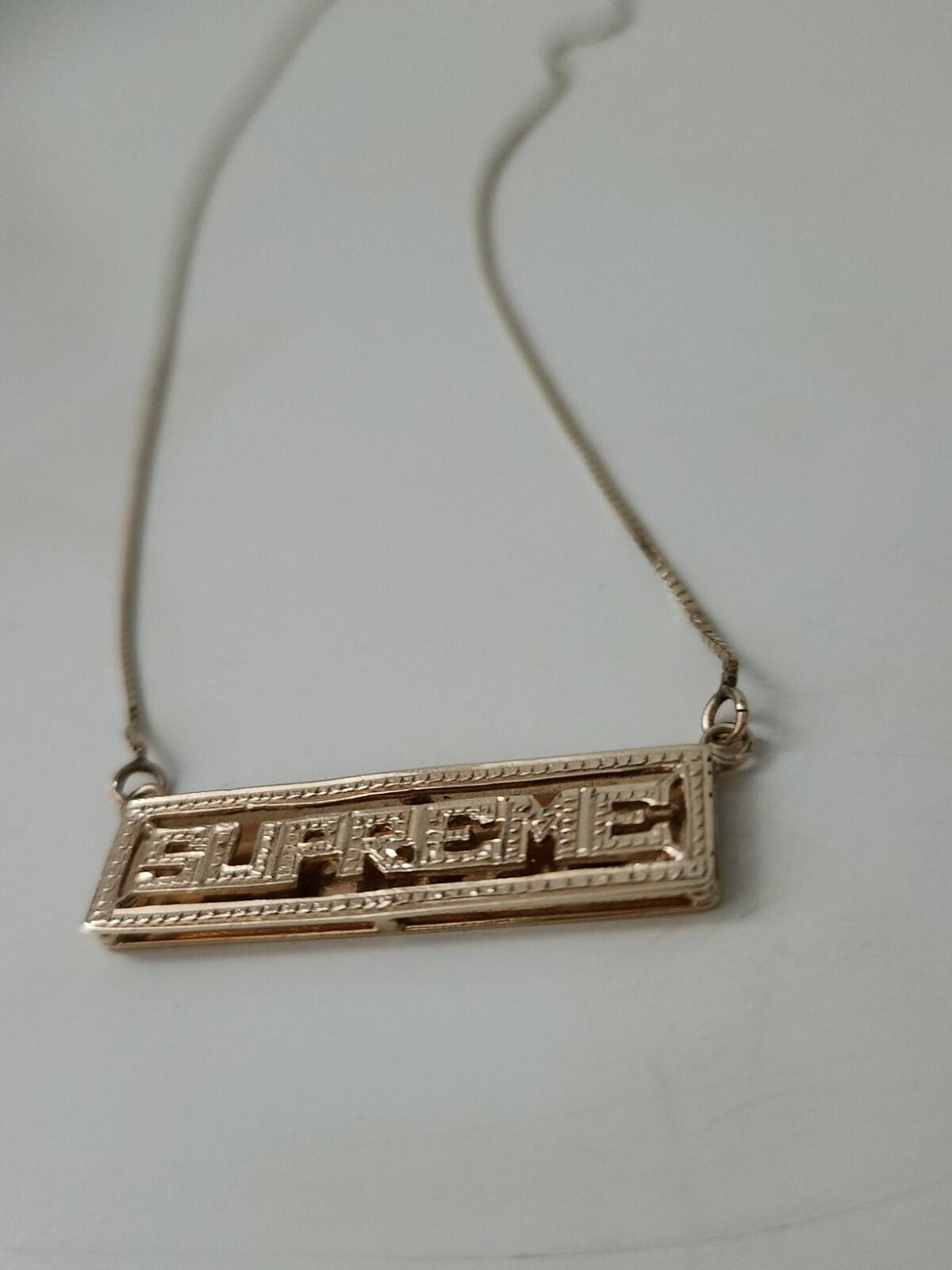 SS20 Supreme Name Plate 14K Gold Anhänger + Kette Gelbe Halskette gestempeltes Logo