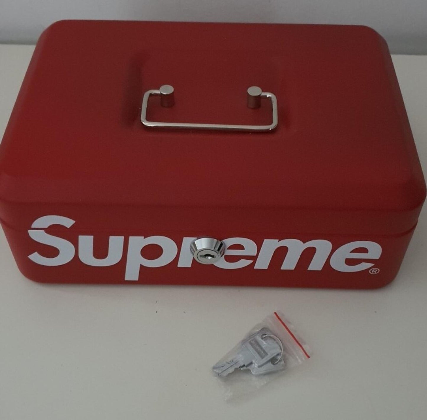 Caja de seguridad metálica roja Supreme FW17 + 2 llaves - Accesorio