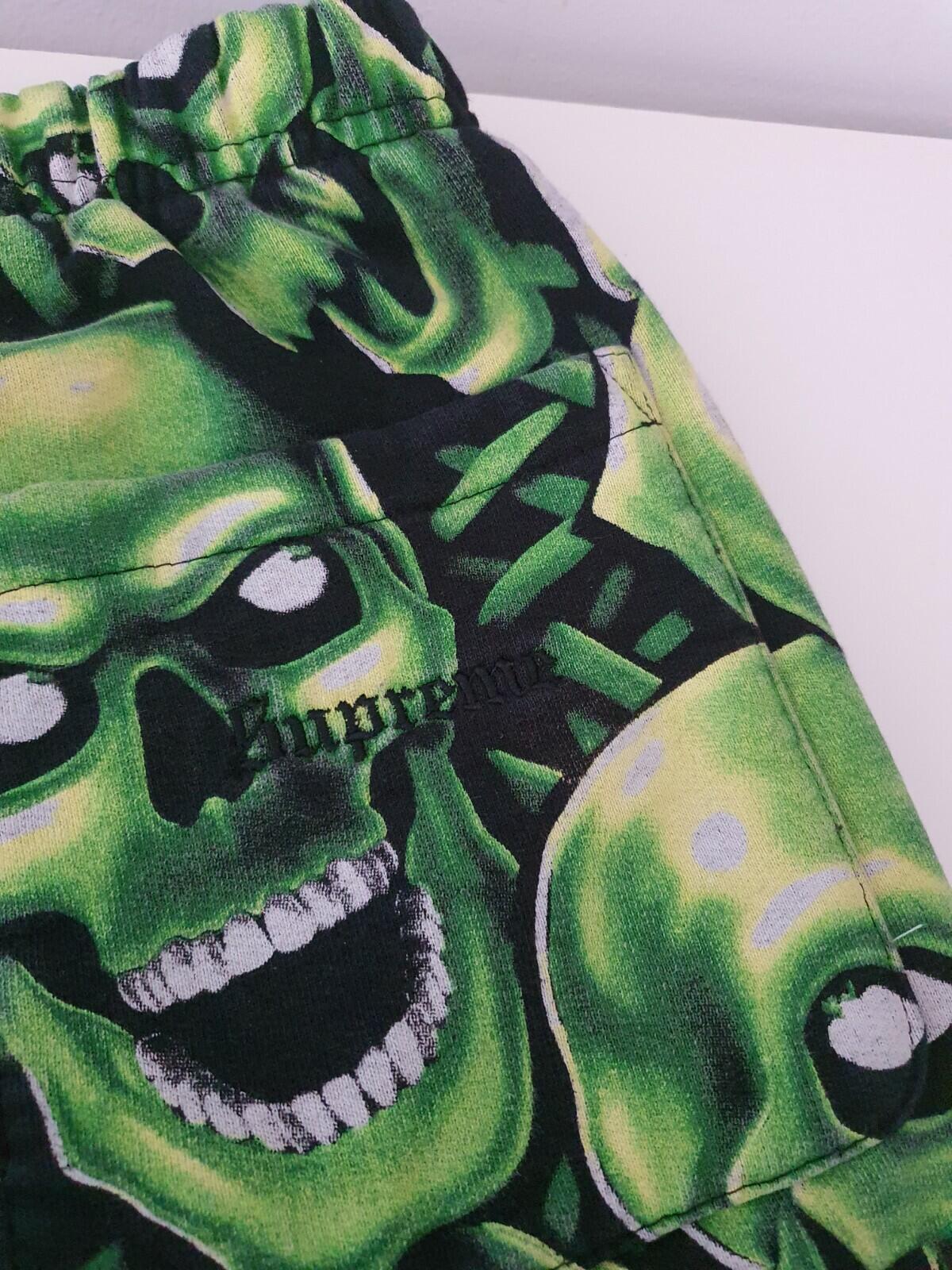 SS18 Supreme Skull Pile grüne Sweatshorts Leuchten im Dunkeln Größe S kurze Hose