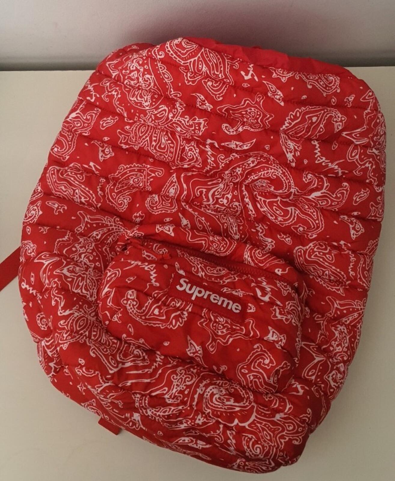 HW22 Supreme Puffer Rucksack rote Paisley-Tasche Wasserabweisend