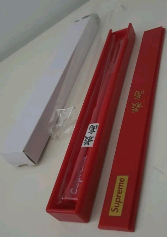 FW17 Supreme Palillos de esmalte y caja, accesorio rojo, nuevo, chino, asiático