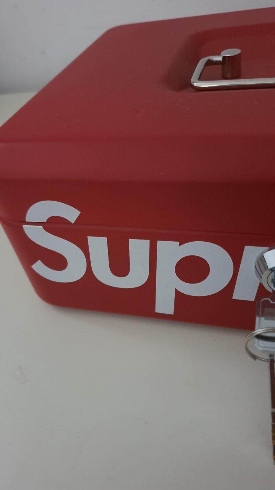 Caja de seguridad metálica roja Supreme FW17 + 2 llaves - Accesorio