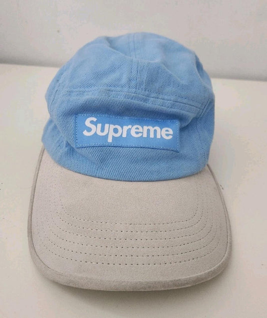 Gorra Supreme SS23 con visera de ante y piel de cabra, color azul claro