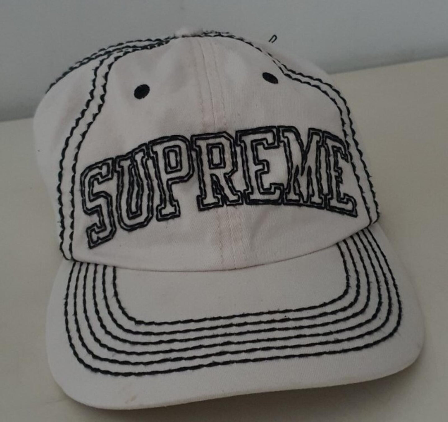 Gorra Supreme Big Stitch de 6 paneles FW20 natural crema