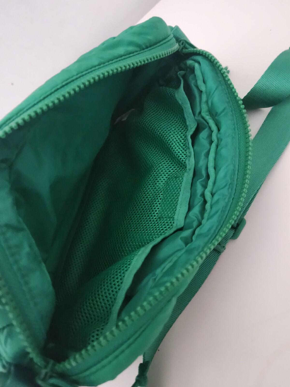 HW22 Supreme Puffer Side Bag Schultertasche Grün Wasserabweisend