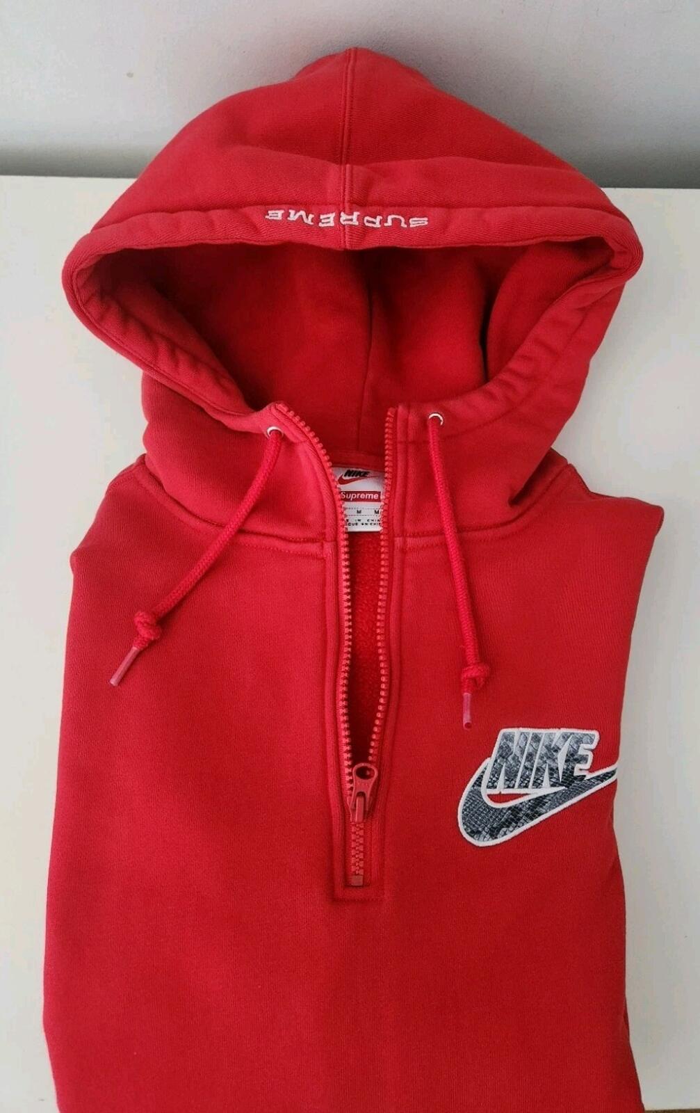 Sudadera con capucha y media cremallera roja Supreme Nike SS21, estampado de piel de serpiente, talla M