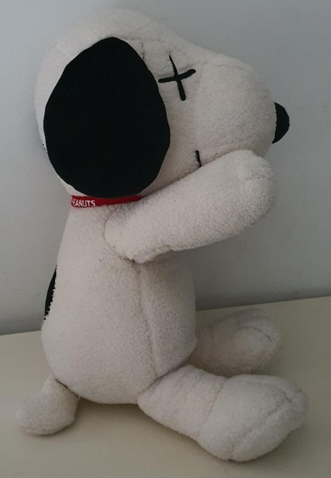 KAWS x UNIQLO x Peanuts Snoopy Plüschtier (Medium) von 2017 Hund