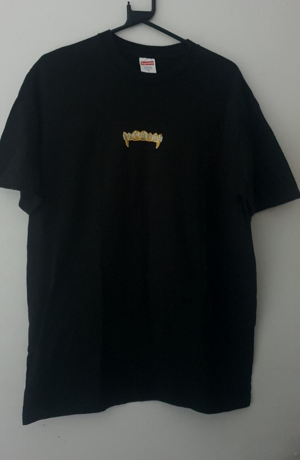 SS19 Supreme Fronts Tee Schwarzes T-Shirt Goldene Grillz Größe M Medium
