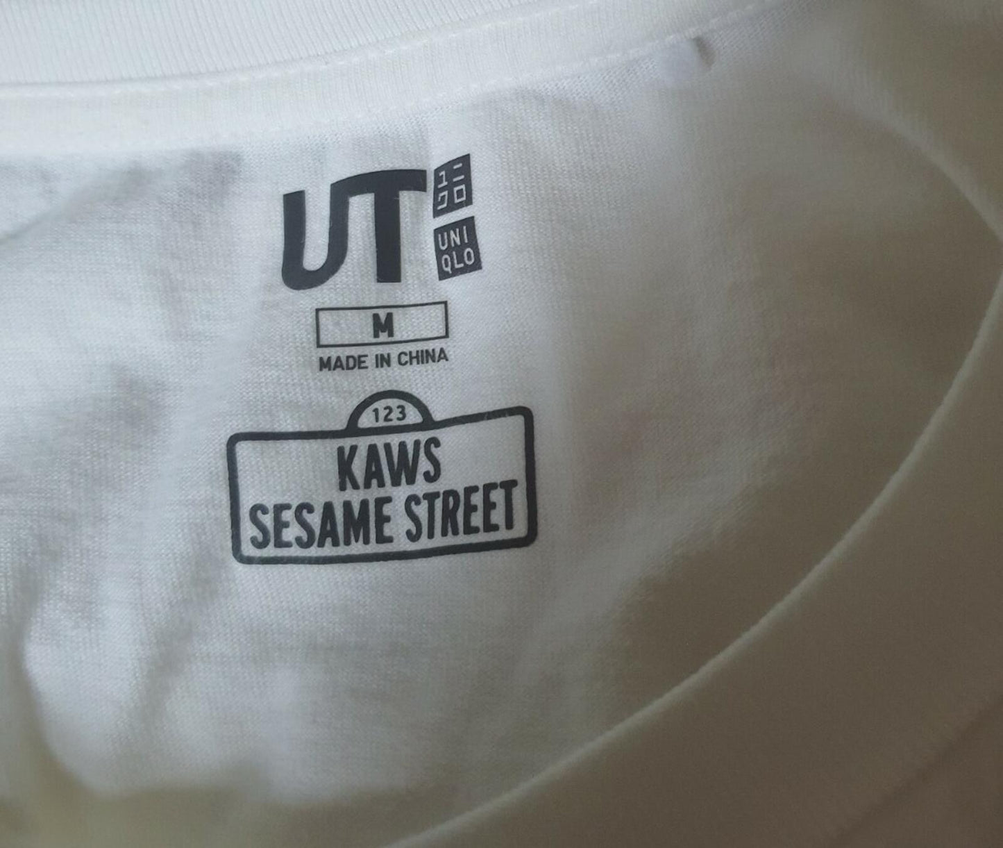 Camiseta blanca de grupo SS18 Uniqlo x Kaws x Barrio Sésamo talla M mediana
