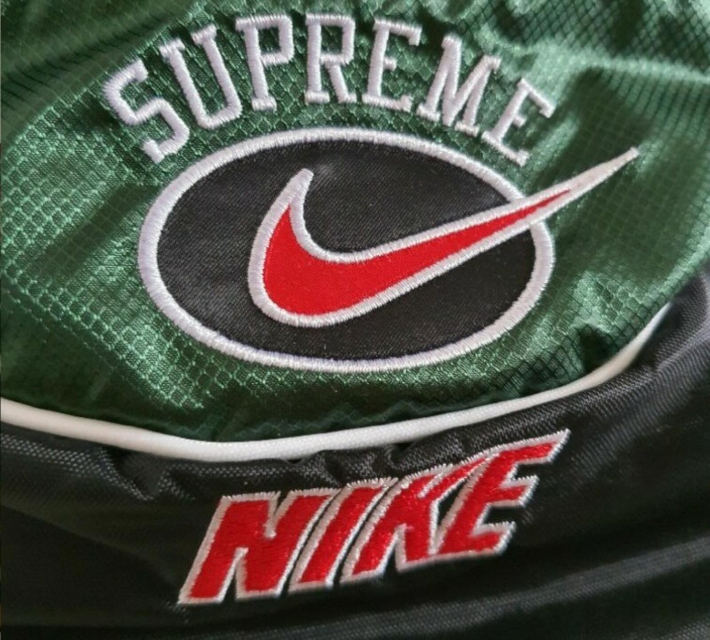 SS19 Supreme x Nike grüne Umhänge-/Bauchtasche