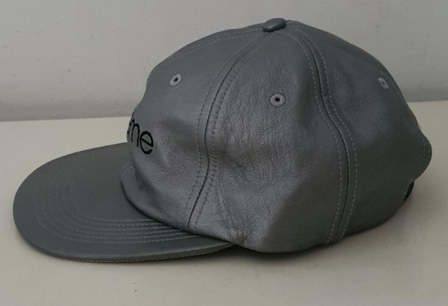 FW16 Supreme Leather Classic Logo Gorra de 6 paneles plateada Rara