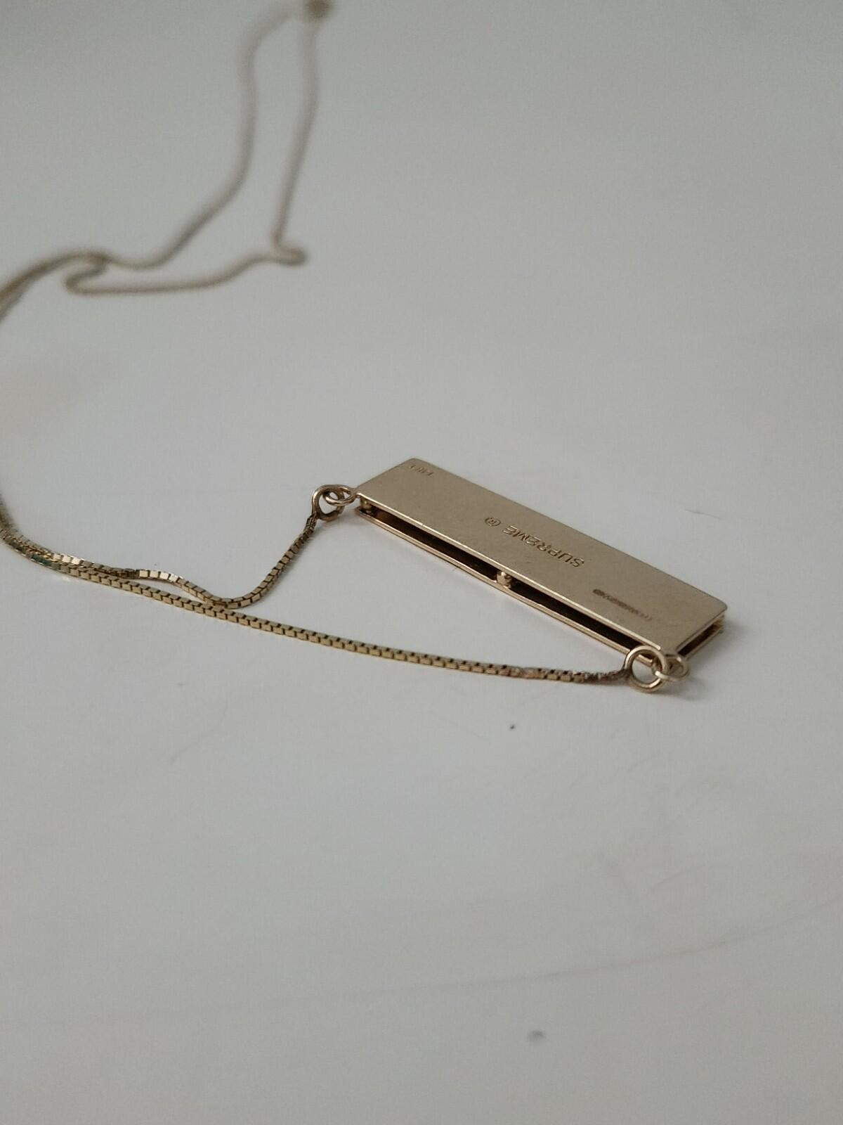 SS20 Supreme Name Plate 14K Gold Anhänger + Kette Gelbe Halskette gestempeltes Logo