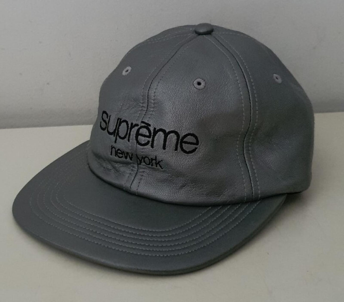 FW16 Supreme Leather Classic Logo Gorra de 6 paneles plateada Rara