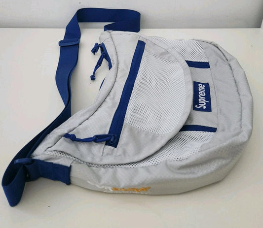 Bolso mensajero pequeño Supreme SS22 plateado resistente al agua con logotipo azul