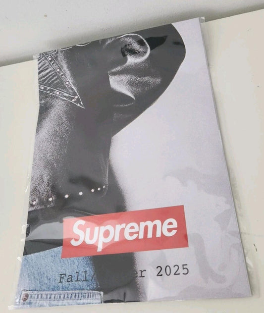 Póster del lookbook de Supreme FW25 Nuevo logotipo rojo de la caja
