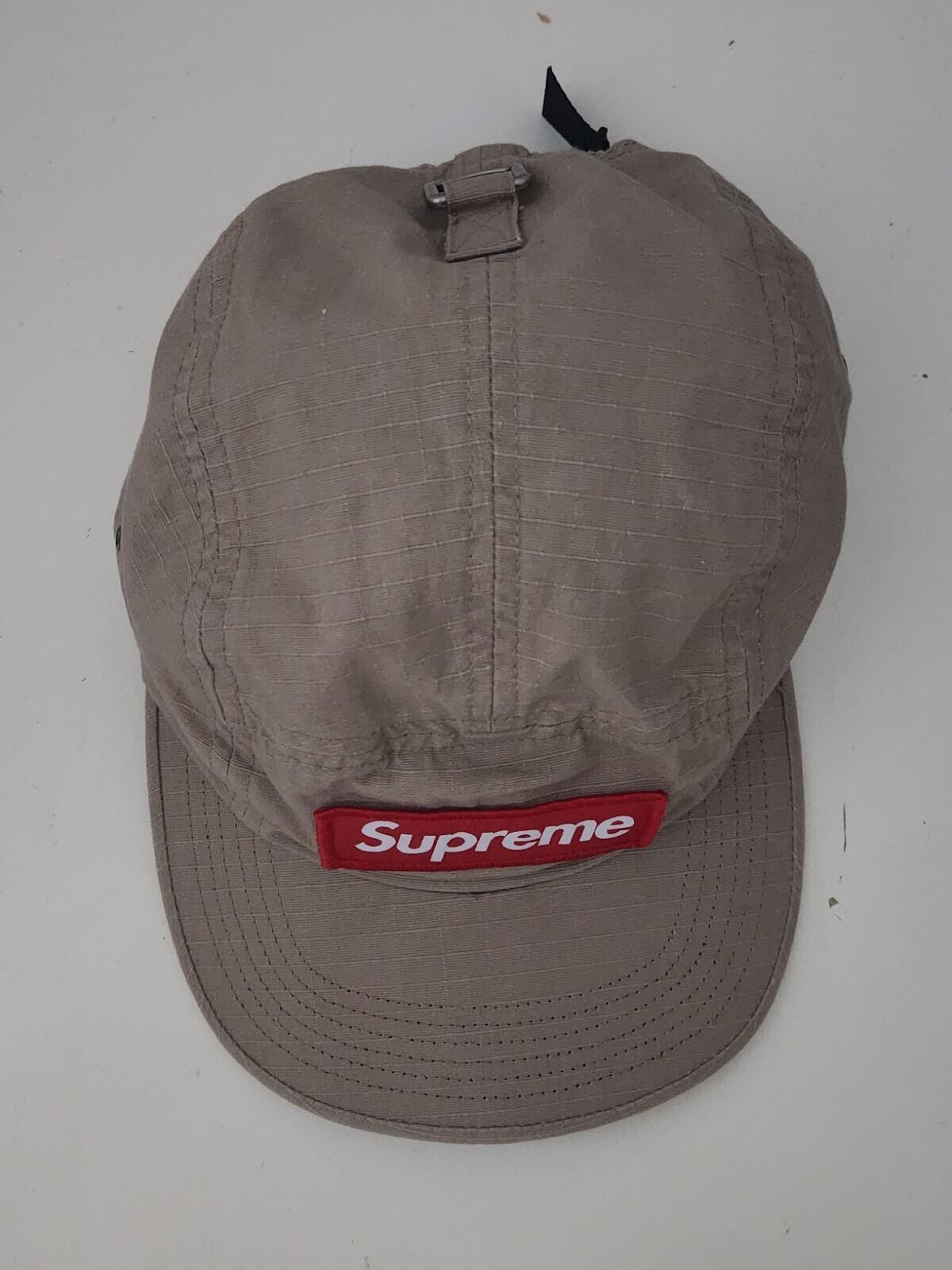 FW17 Supreme Metal D-Ring Camp Cap Khaki Hut Rotes Box-Logo