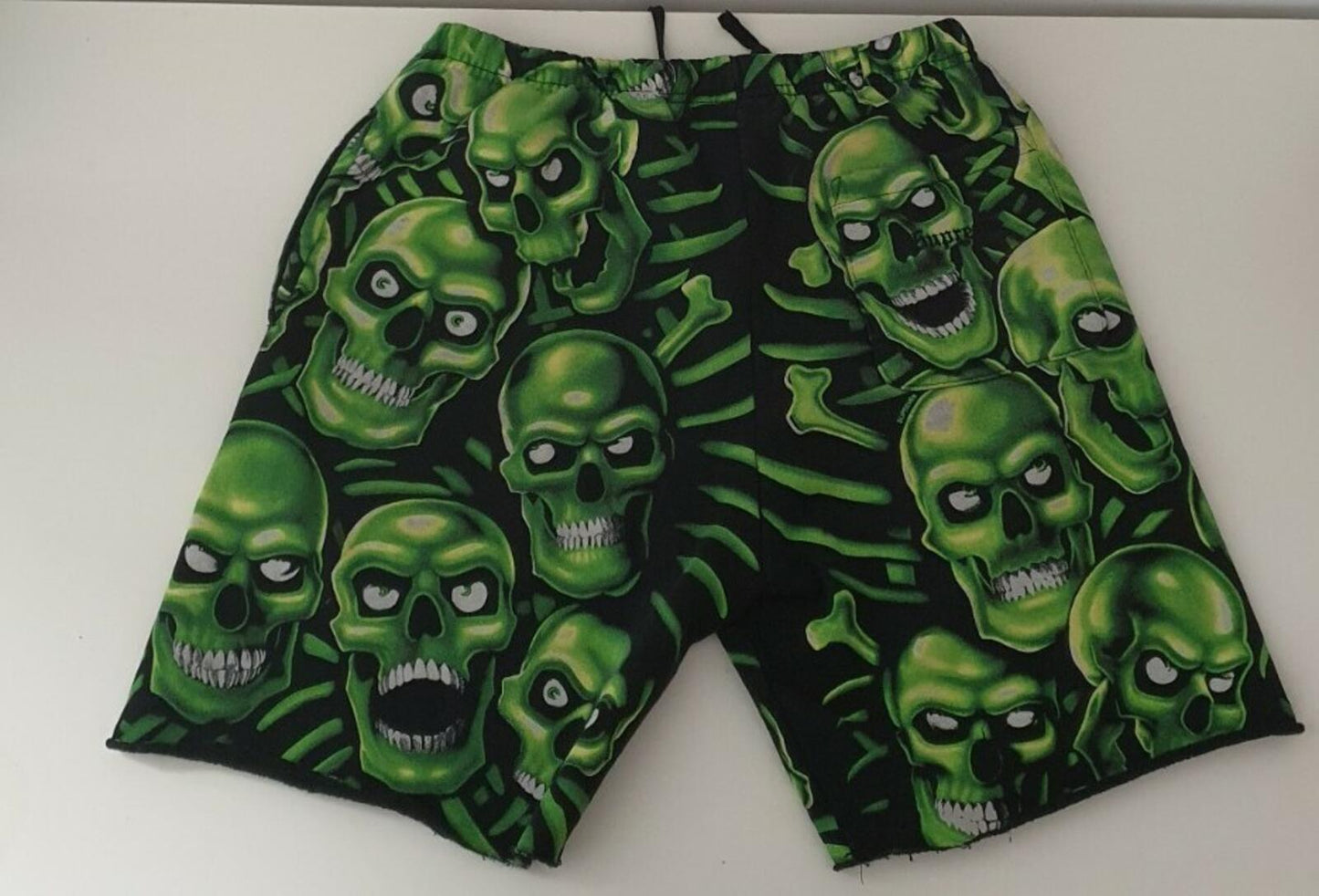 SS18 Supreme Skull Pile grüne Sweatshorts Leuchten im Dunkeln Größe S kurze Hose